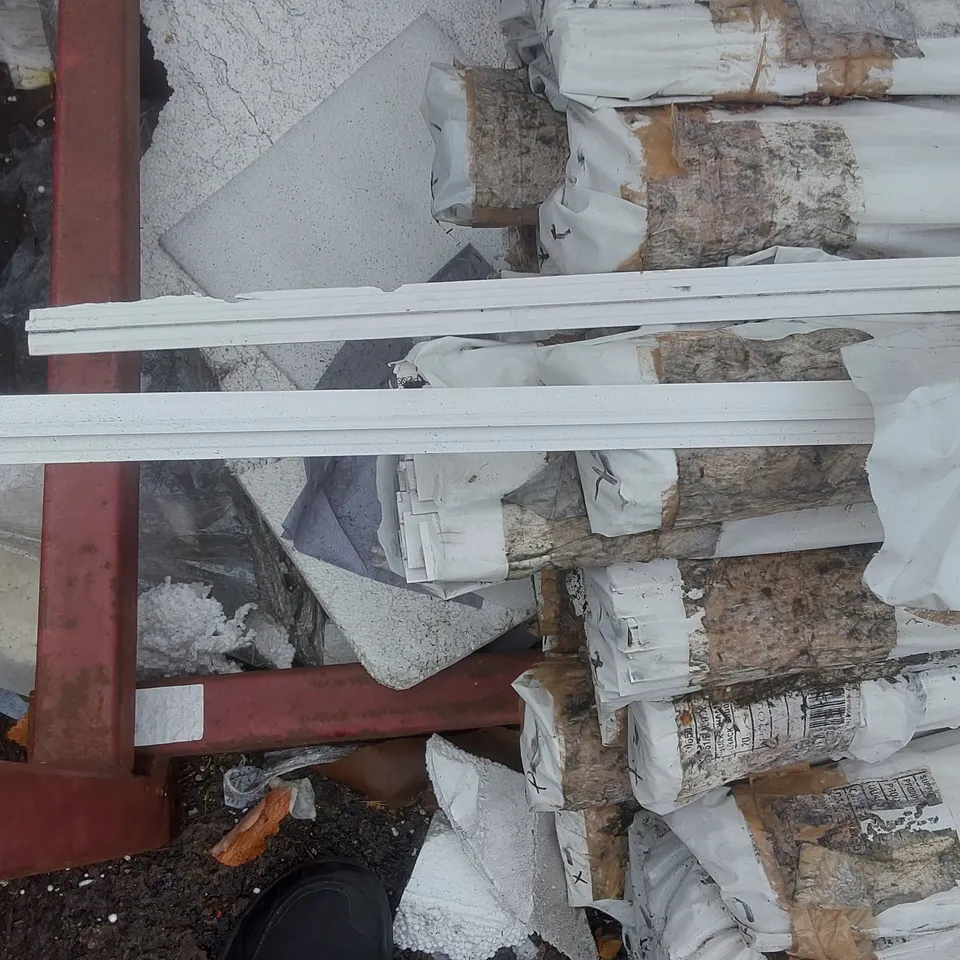 STILLAGE CONTAINING A VERY LARGE QUANTITY OF UNIVERSAL CURTAIN TRACK // STILLAGE NOT INCLUDED