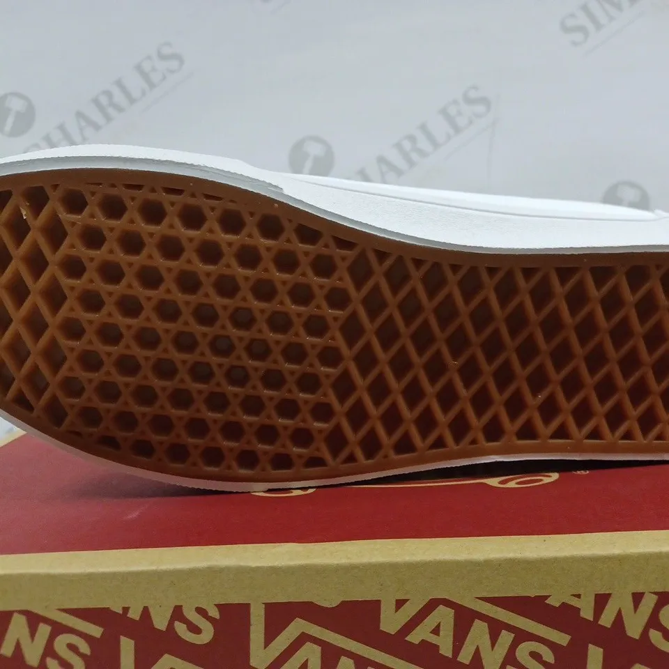 BOXED PAIR OF VANS WARD TRAIN CHECKERED WHITE TRAINERS - SIZE 8 