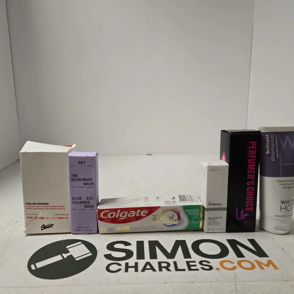 TOTE OF APPROXIMATELY 10 ASSORTED BEAUTY PRODUCTS INCLUDING STWD CHILLED BANANA EAU DE PARFUM, AKT THE DEODORANT BALM AND COLGATE TOTAL TOOTHPASTE