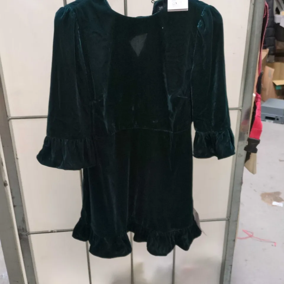 NOBODY'S CHILD VELVET PETITE FLEUR MINI DRESS – OCCASION GREEN, UK 8