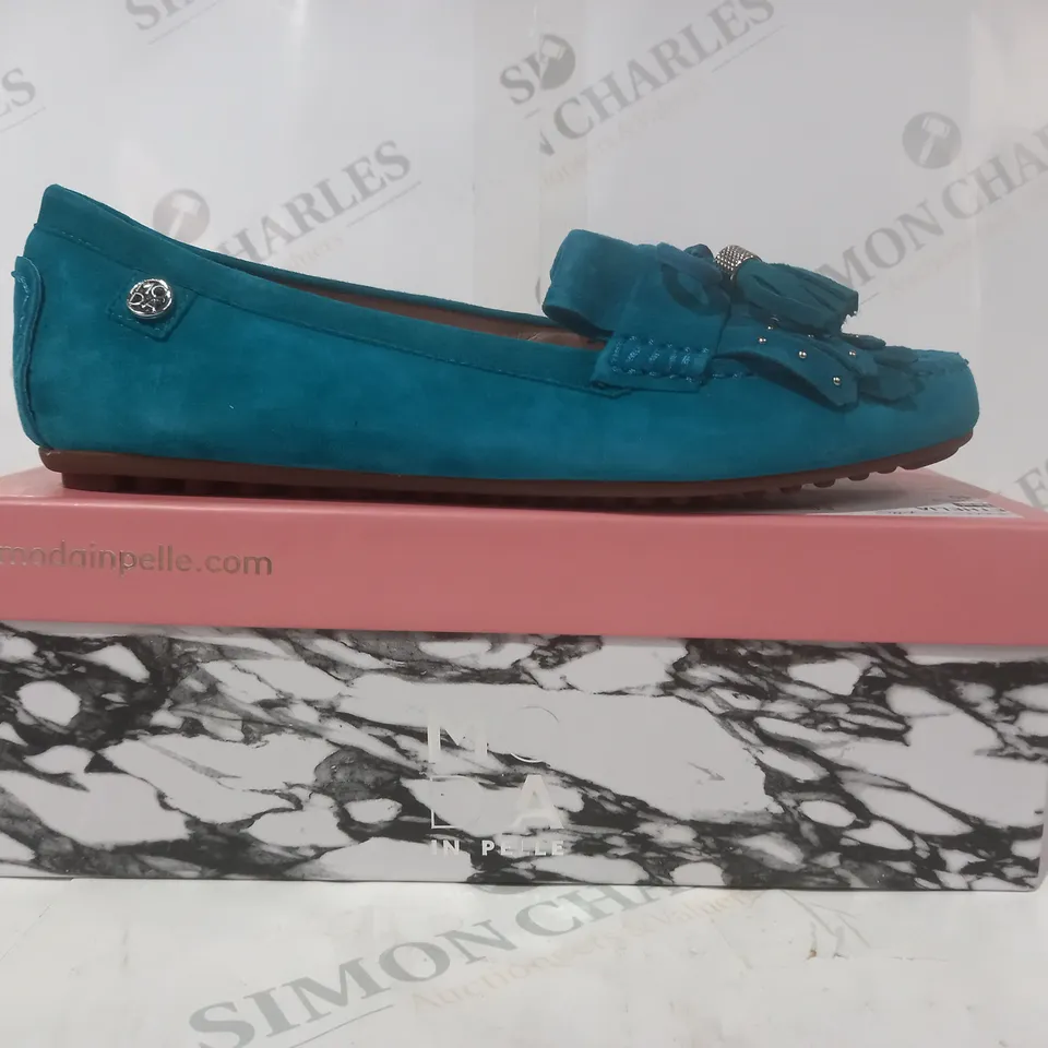 BOXED PAIR OF MODA IN PELLE ETHELIA SUEDE SHOES IN TEAL SIZE 7