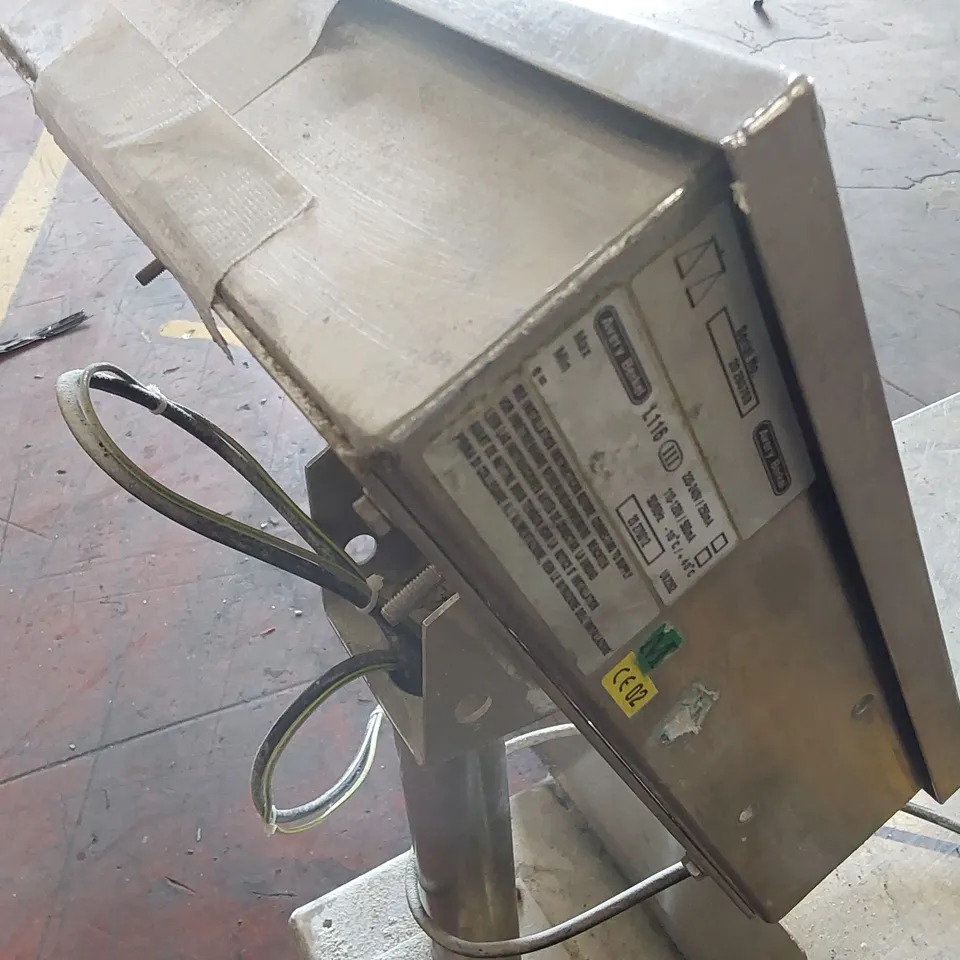 AVERY BERKEL L116 PORTABLE SCALE