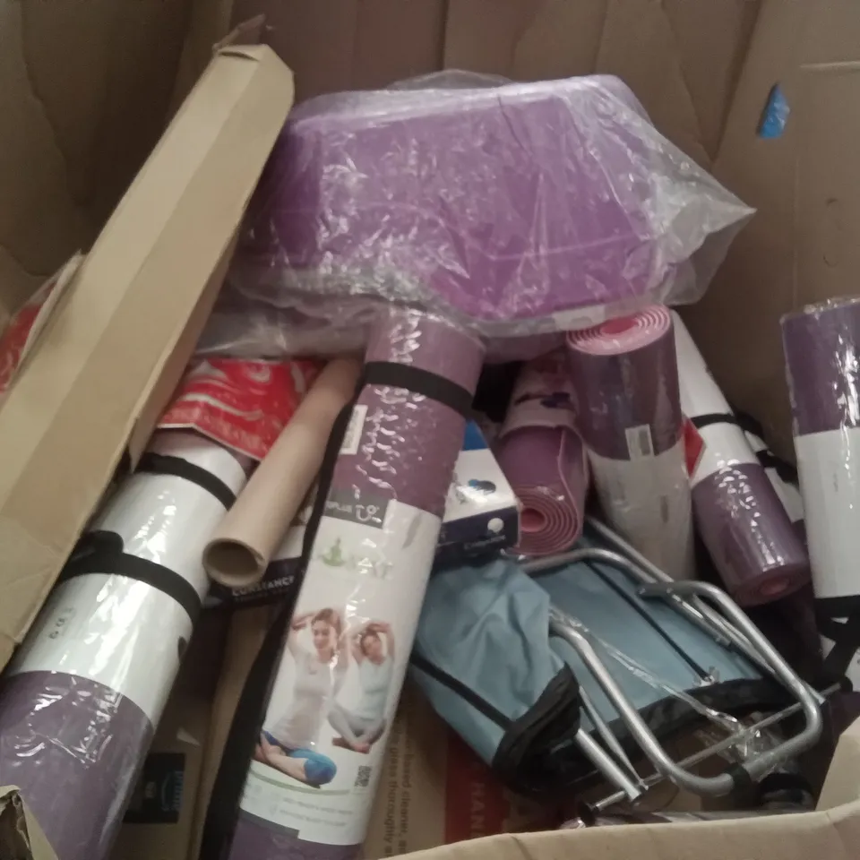 PALLET OF ASSORTED ITEMS INCLUDING ELECTRIC CLOTHES DRYER, ELLIEBO PET BED, CHRISTMAS WREATH, TOPLUS YOGA MAT, CROYDEX TOILET SEAT, ROUND WALL MIRROR 