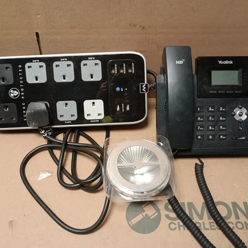 BOX OF APPROXIMATELY 15 ASSORTED ELECTRICAL ITEMS TO INCLUDE AN OFFICE PHONE, LAMPS AND AN EXTENSION SOCKET