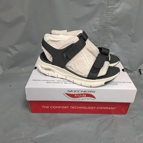 BOXED PAIR OF SKECHERS TOURISTY SANDALS IN BLACK - SIZE 6