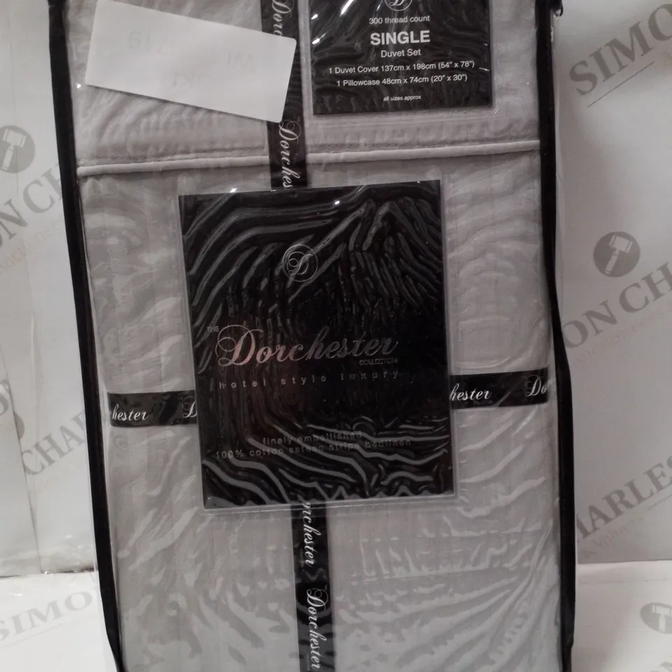 BRAND NEW DORCHESTER RITZ SINGLE 137×198CM DUVET SET - SILVER 
