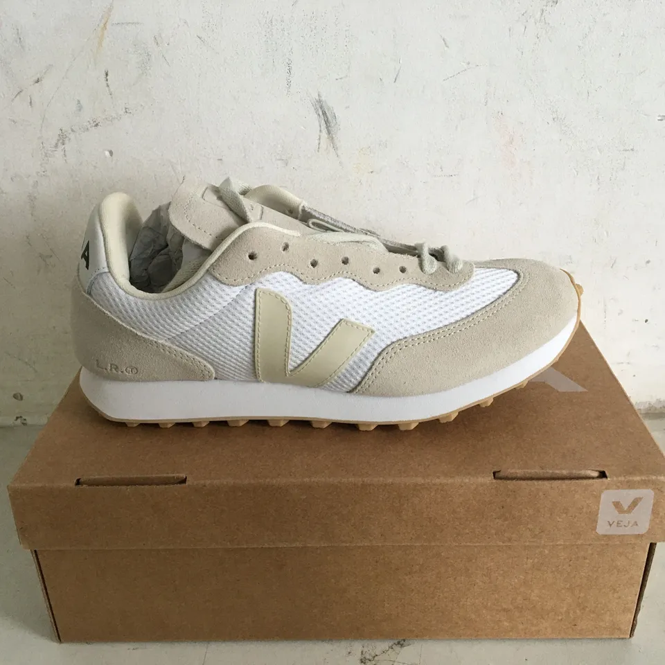 BOXED PAIR OF SIZE 6 VEJA RIO BRANCO CANVAS/MESH TRAINERS 