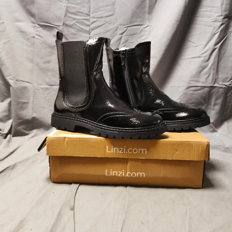 BOXED PAIR OF LINZI ANKLE BOOTS IN BLACK SIZE UK 7