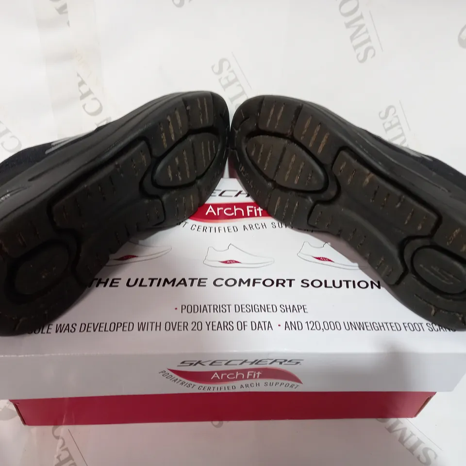 BOXED PAIR OF SKECHERS BLACK TRAINERS - SIZE 4.5