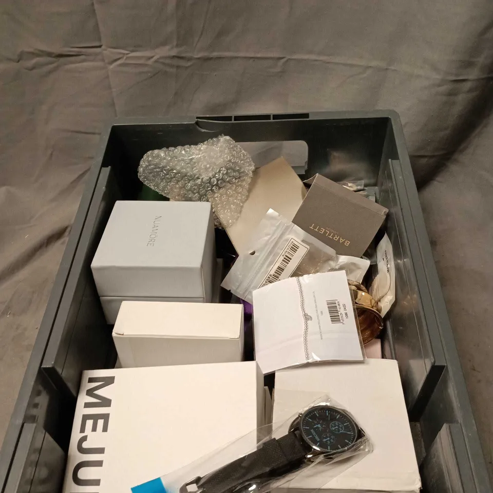 APPROXIMATELY 20 ASSORTED JEWELLERY AND JEWELLERY RELATED ITEMS TO INCLUDE WATCH, BRACELET, NECKLACE ETC