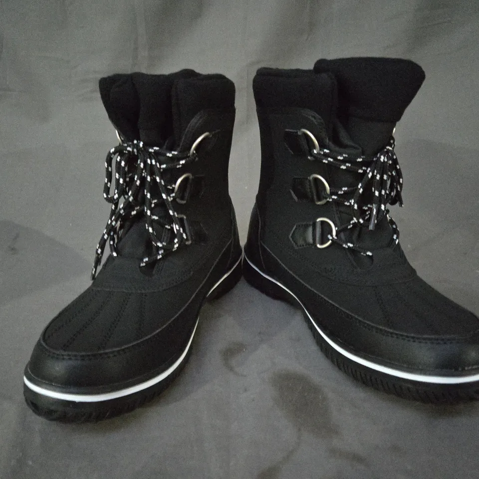 BOXED PAIR OF O'NEILL ALTA WOMEN'S HIGH ANKLE BOOTS IN BLACK UK SIZE 7