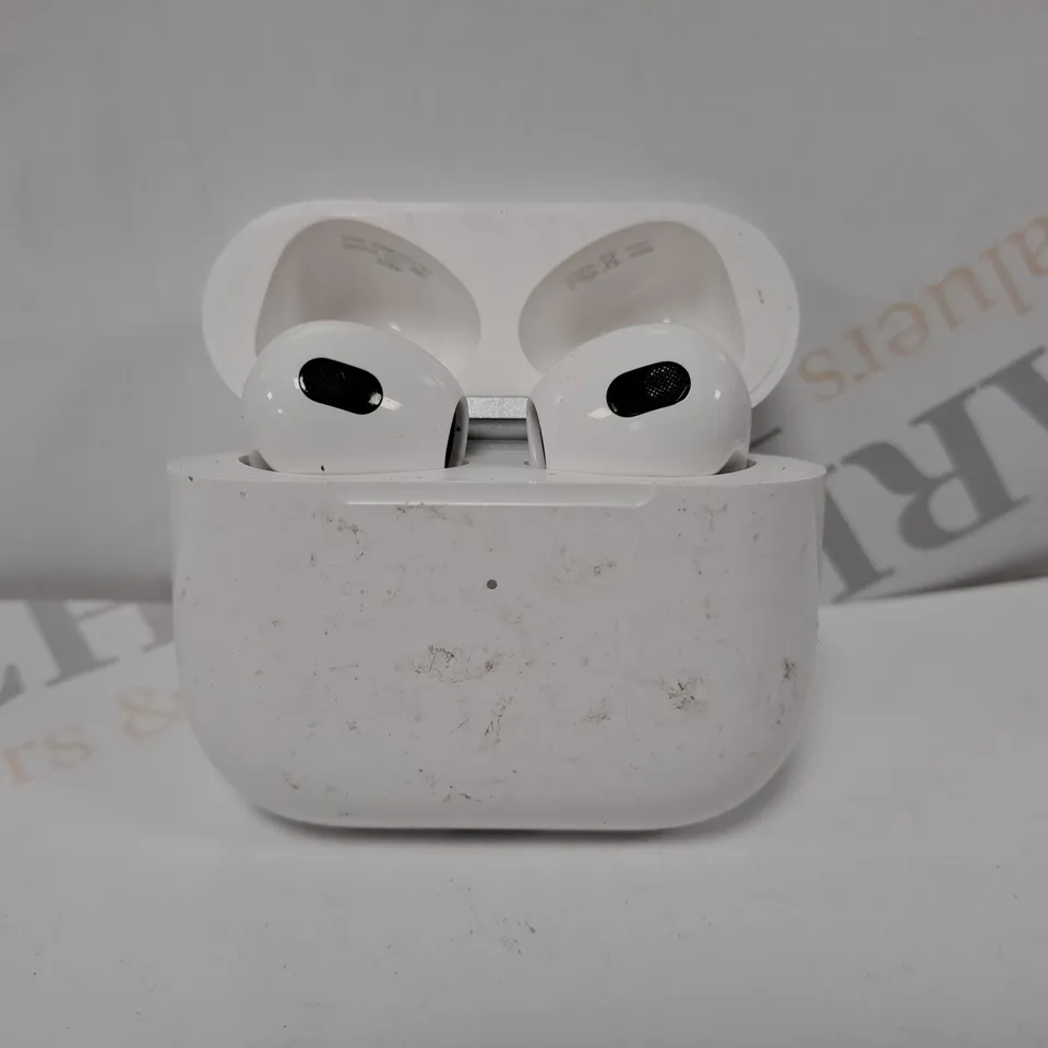 APPLE AIRPODS (3RD GENERATION)