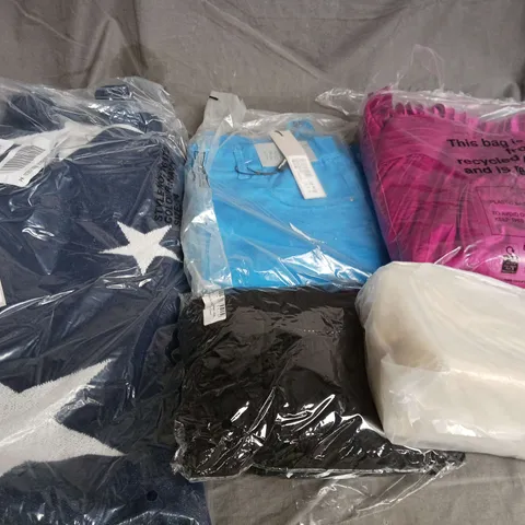 LARGE BOX OF APPROXIMATELY 20 ASSORTED CLOTHING ITEMS IN VARIOUS SIZES, STYLES AND COLOUR