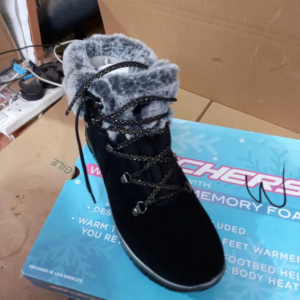 SKETCHERS MEMORY FOAM BLACK BOOTS SIZE 7