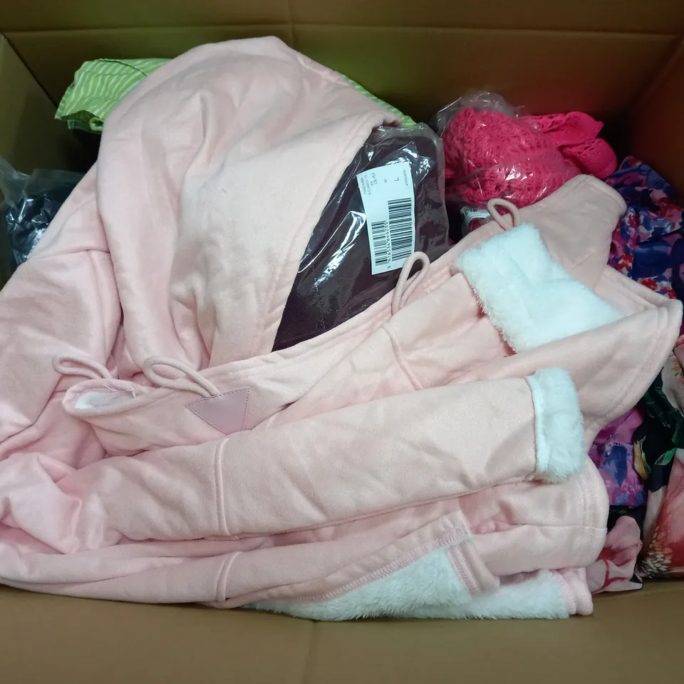 BOX OF APPROXIMATELY 25 ASSORTED CLOTHING ITEMS TO INCUDE - SOCKS , SCRAF , BAG ETC