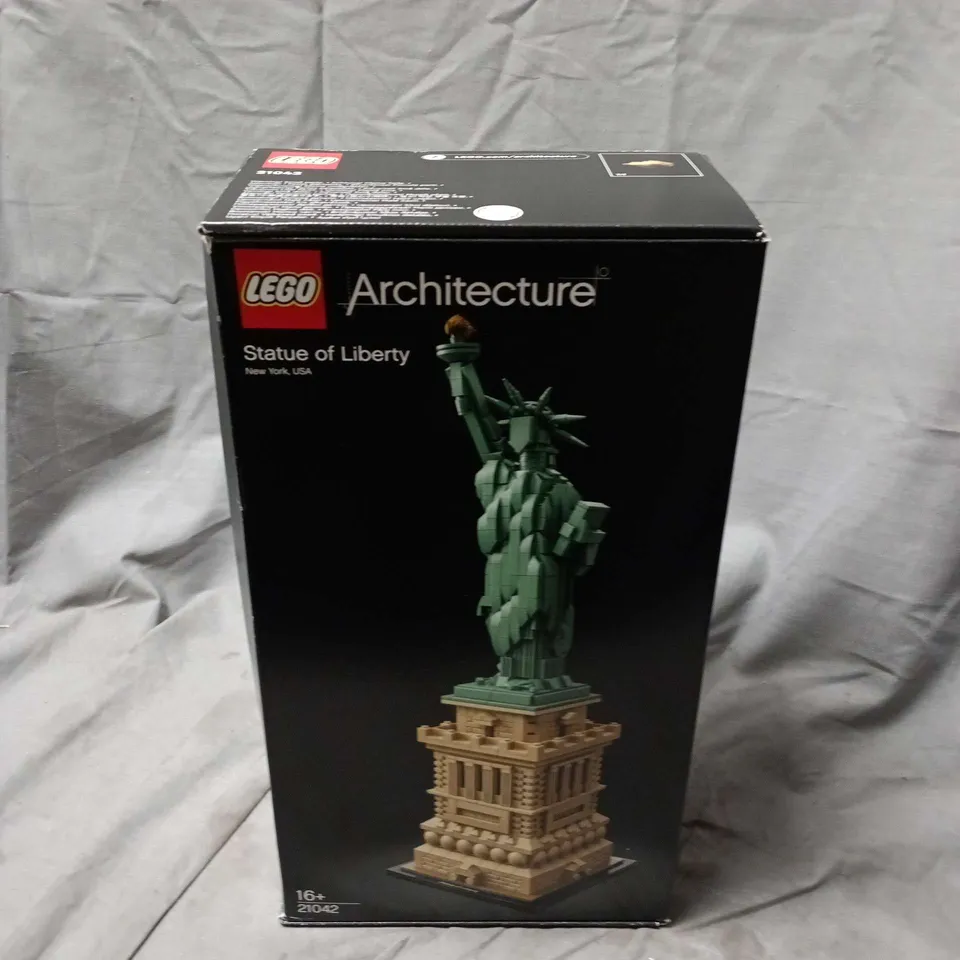 BOXED LEGO ARCHITECTURE STATUE OF LIBERTY - 21042