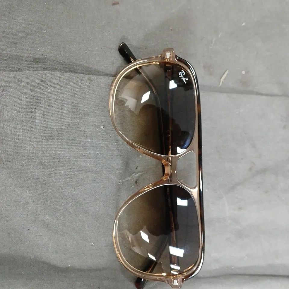 RAY-BAN SUNGLASSES – TORTOISESHELL FRAME, DARK LENSES