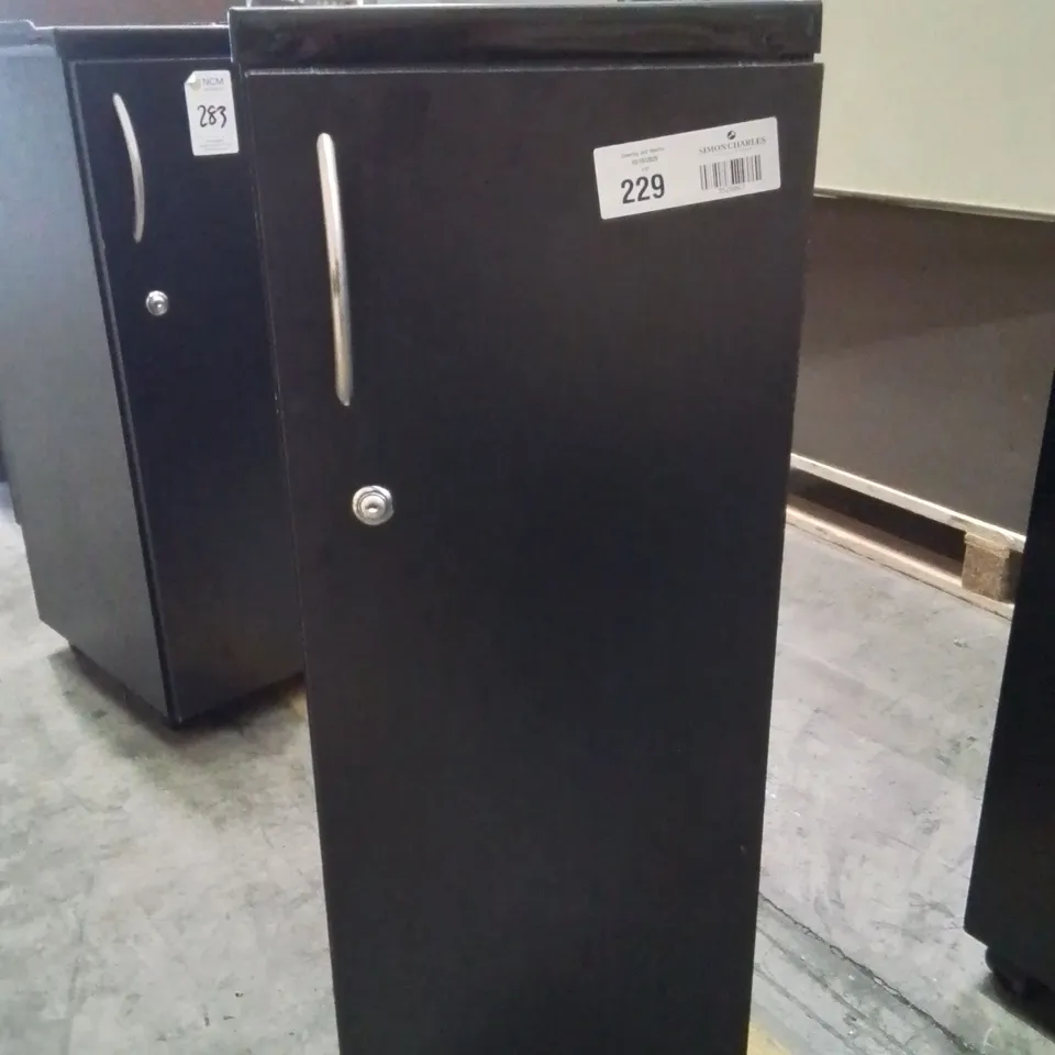 BLACK SALON/STYLING TROLLEY 