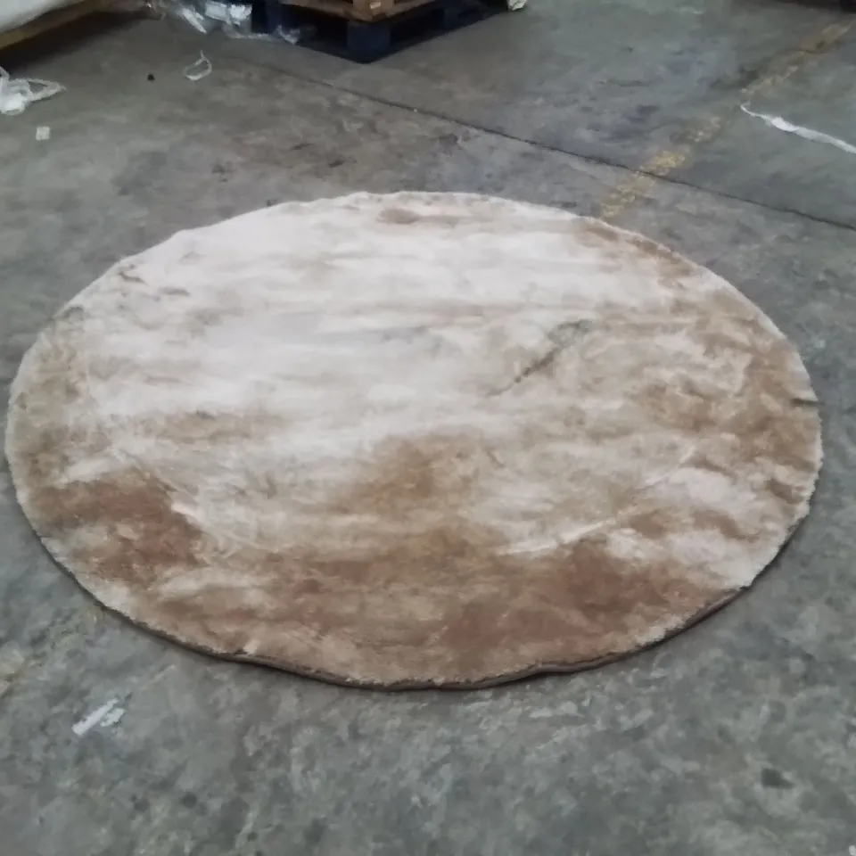 QUALITY DESIGNER AREA RUG - APPROXIMATELY 190X190CM