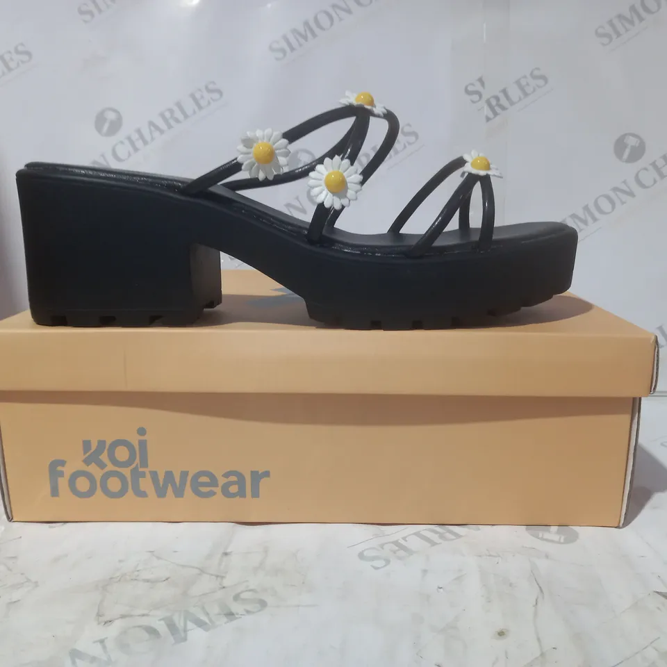 BRAND NEW BOXED PAIR OF KOI VEGAN LEATHER BLOOMING DAISY OASIS STRAPPY SLIDERS IN BLACK UK SIZE 10