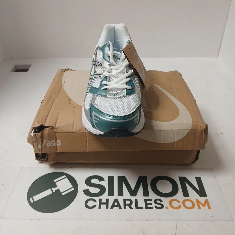 BOXED PAIR OF ASICS GEL 1130 TRAINERS IN WHITE/SILVER - UK 10.5