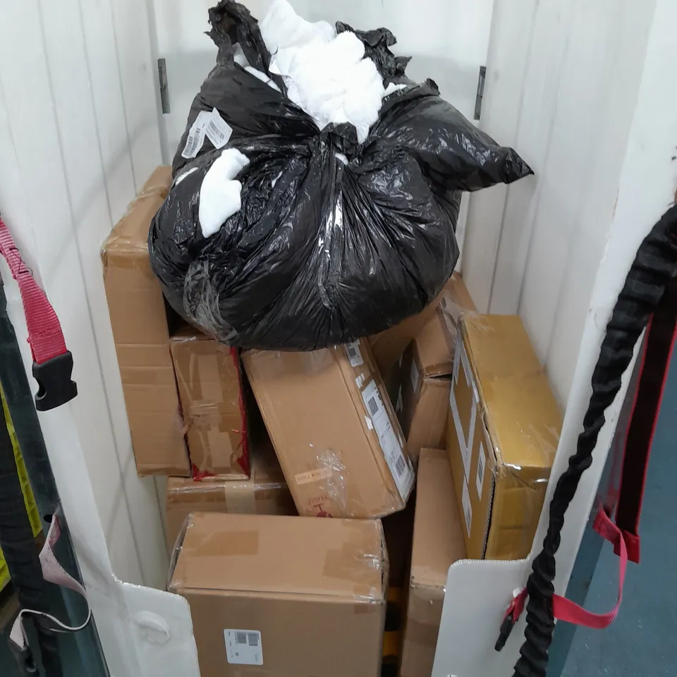 APPROXIMATELY 10 ASSORTED ITEMS TO INCLUDE SFIXX SPRINKLER, CANDLE HOLDERS, ELF DECOR ORNAMENT, ETC