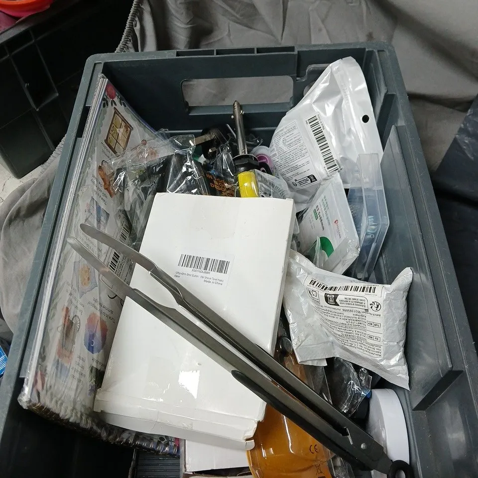 APPROXIMATELY 15 ASSORTED ITEMS TO INCLUDE MERINO WOOL, AIR FRESHENERS, MAM CLIP ETC