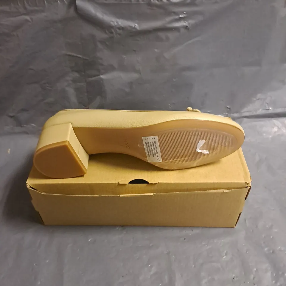 BOXED PAIR OF MNG BOW DETAIL KITTEN HEELS IN BEIGE SIZE UK 3