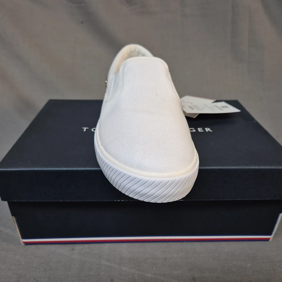 BOXED PAIR OF TOMMY HILFIGER VULC CANVAS SLIP-ON SNEAKERS IN WHITE UK SIZE 5