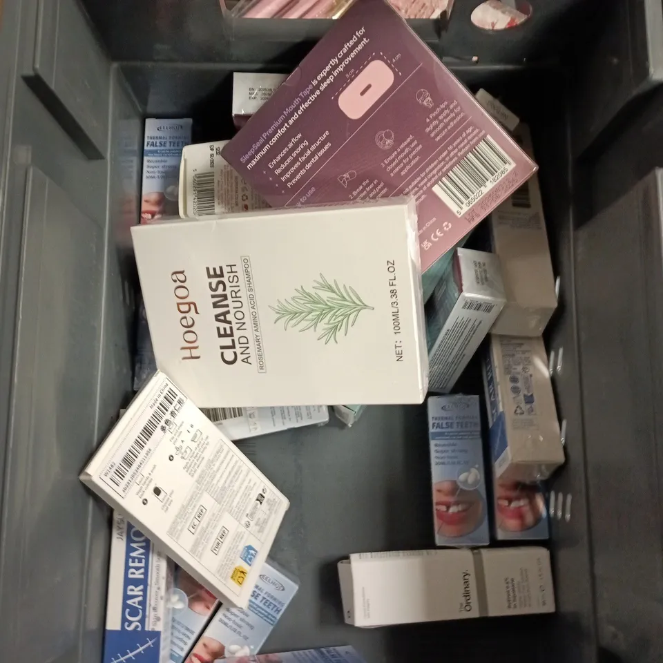 APPROXIMATEY 20 ASSORTED HEALTH AND BEAUTY PRODUCTS TO INCLUDE - BULLDOG SENSITIVE MOISTURISER - AVEENO BABY BATH WASH AND FAT COW SKINCARE TALLOW SOAP