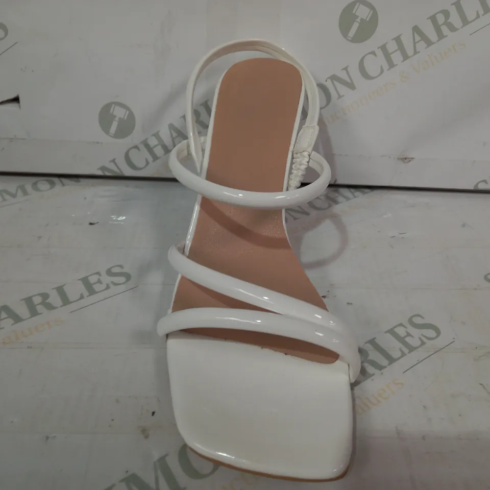 PAIR OF DESIGNER OPEN TOE HEELED SANDALS IN WHITE EU SIZE 38