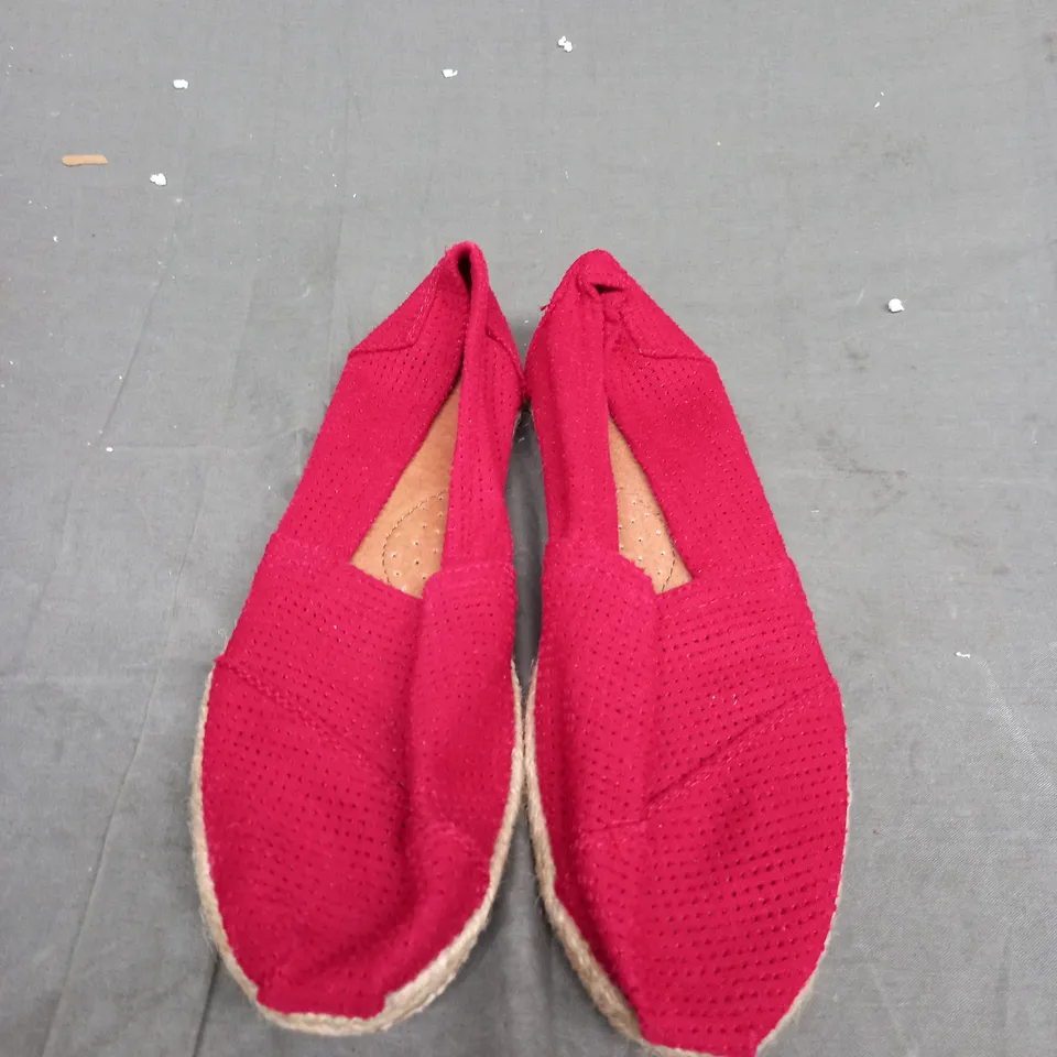 BOX OF APPROXIMATELY 12 DESIGNER FLAT SLIP ON SHOES IN RED - VARIOUS SIZES