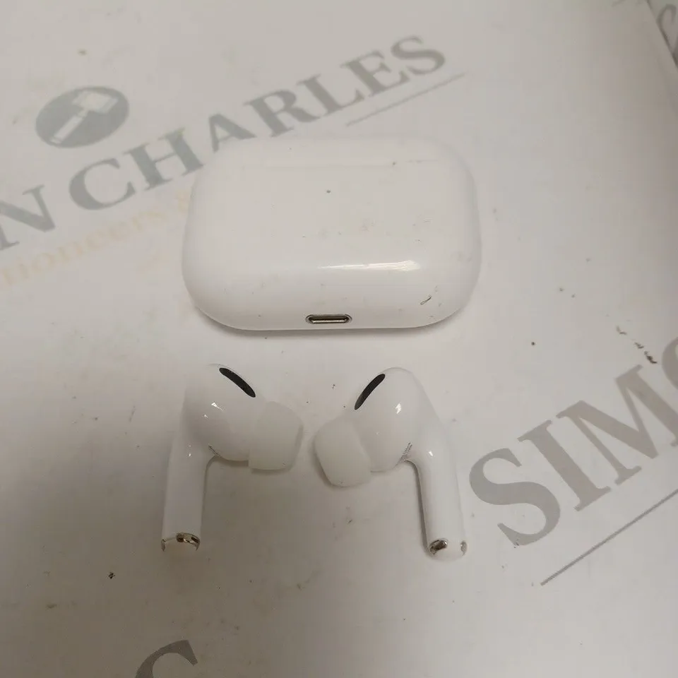 APPLE AIRPODS IN WHITE WITH CHARGING CASE 