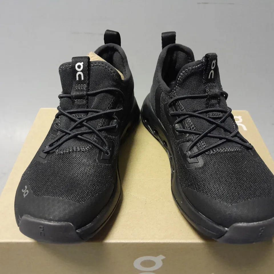 BOXED PAIR OF ON KIDS CLOUDLEAP TRAINERS IN BLACK - UK 10.5K