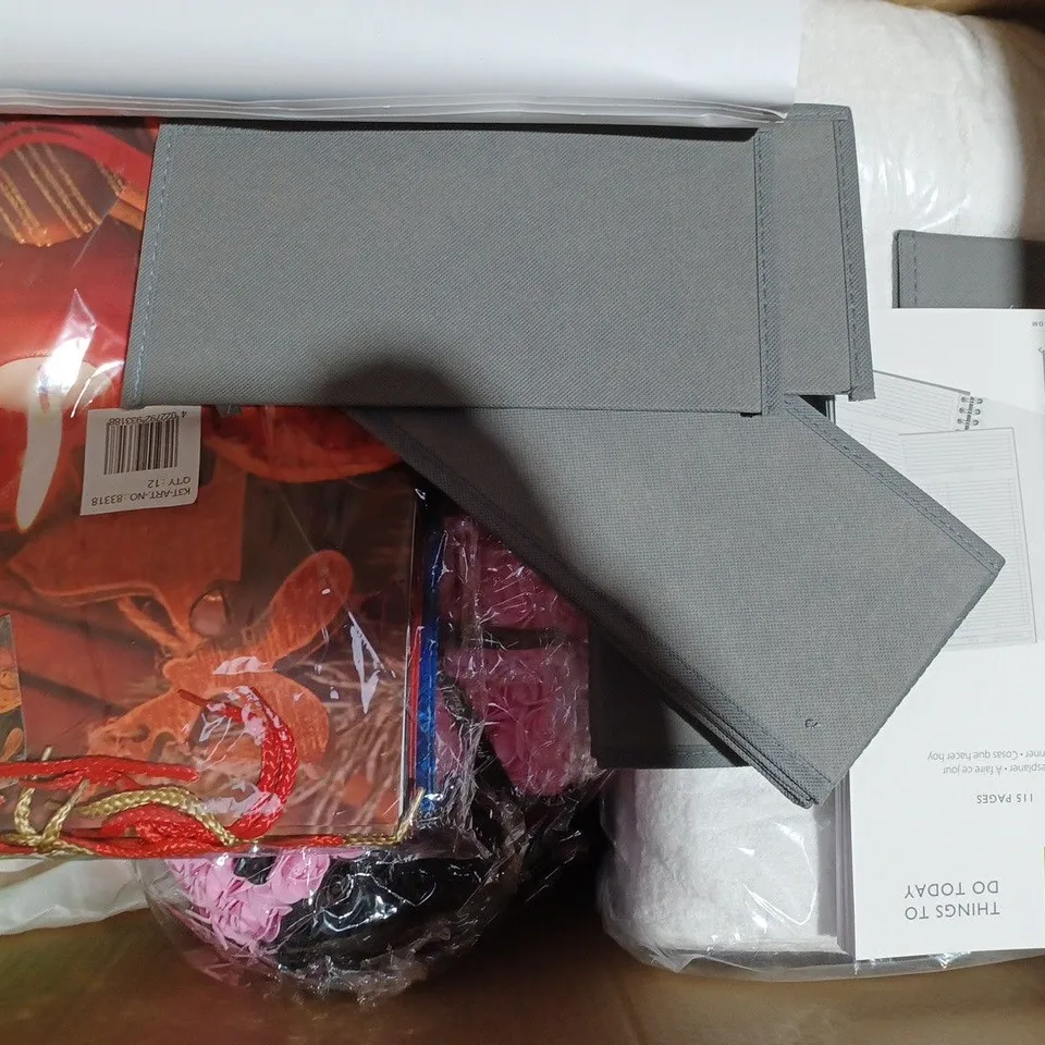 BOX OF APPROXIMATELY 15 ASSORTED HOUSEHOLD ITEMS TO INCLUDE DRYER BALLS, ICE CREAM SCOOP, LINT ROLLER, ETC