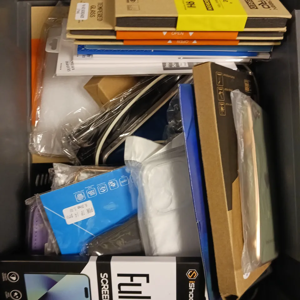 APPROXIMATELY 30 ASSORTED SMARTPHONE ACCESSORIES TO INCLUDE PROTECTIVE CASES, CHARGING CABLES, SCREEN PROTECTORS ETC 