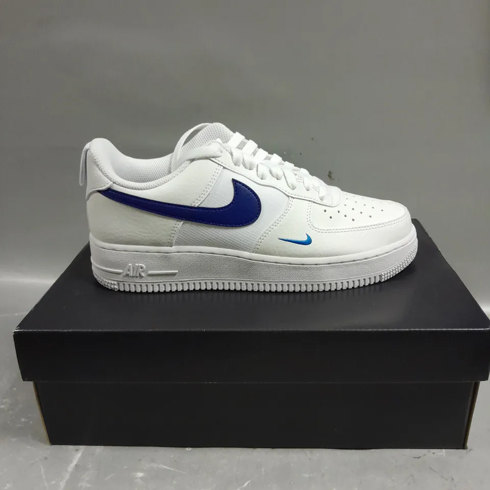 BOXED PAIR OF NIKE AIR FORCE 1 '07 TRAINERS IN WHITE/ROYAL BLUE - 6.5