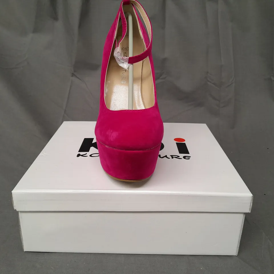 BOXED PAIR OF KOI COUTURE HR5 PLATFORM HIGH WEDGE FAUX SUEDE SHOES IN FUCHSIA SIZE 6