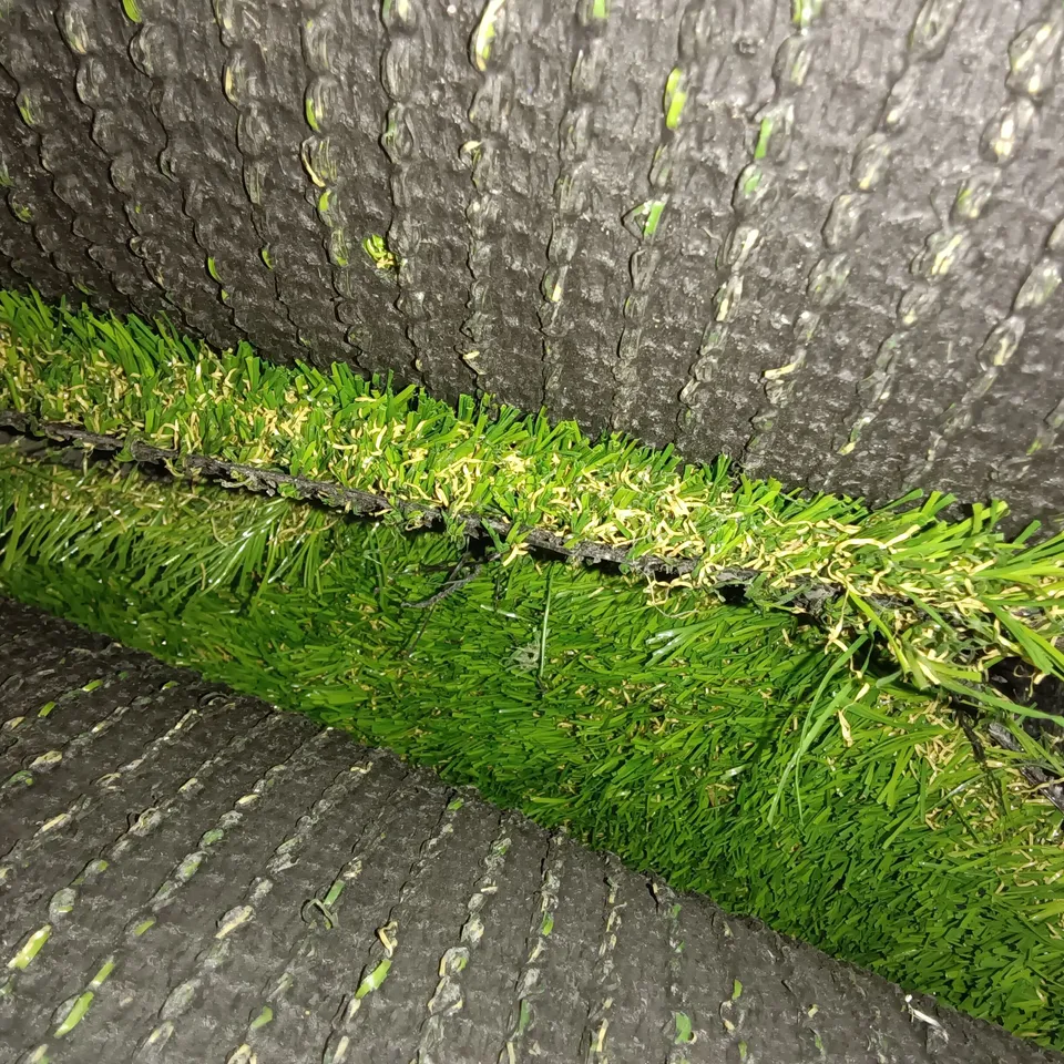 ROLL OF ARTIFICIAL GRASS - 4 X 5M