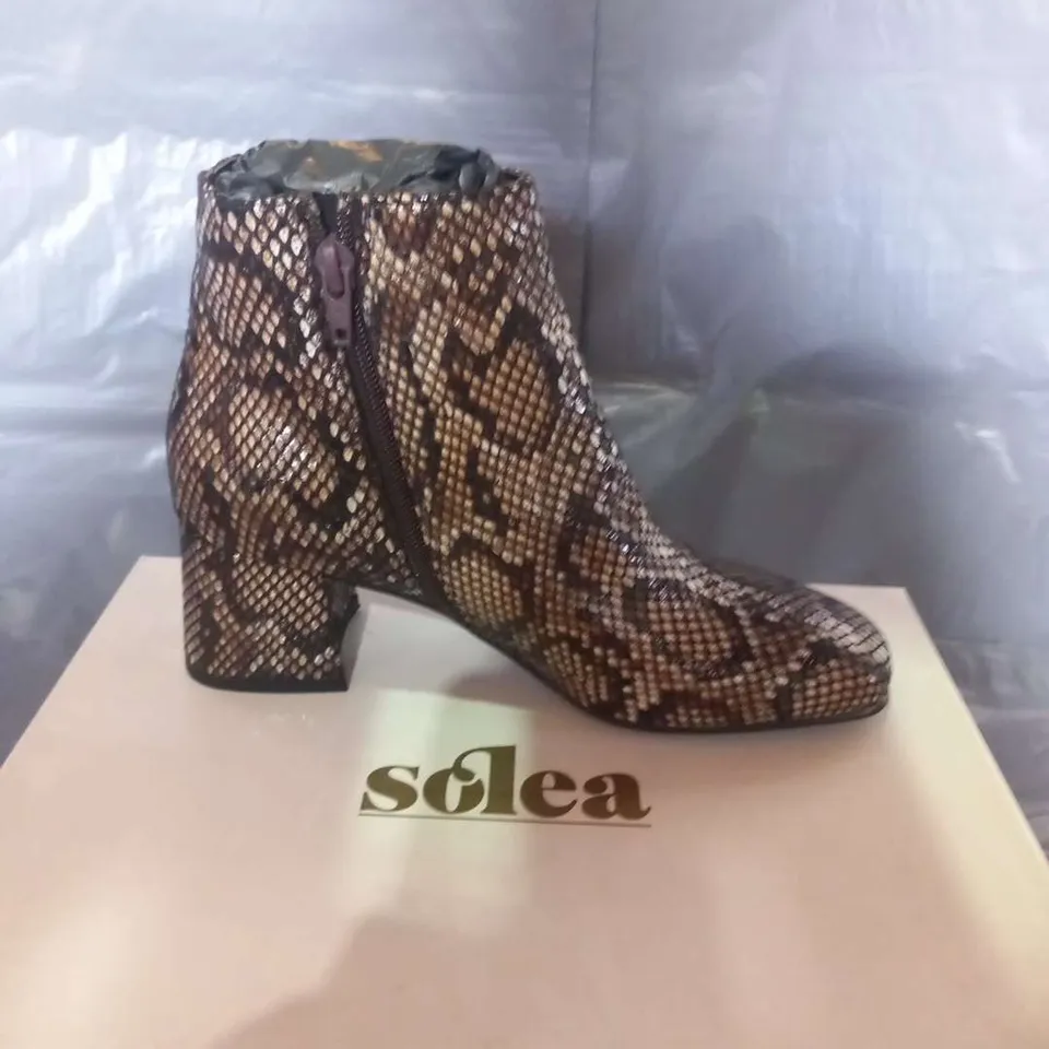 BOXED SOLEA MAC BEIGE COMB SYTHETIC ANKLE BOOTS SIZE 4
