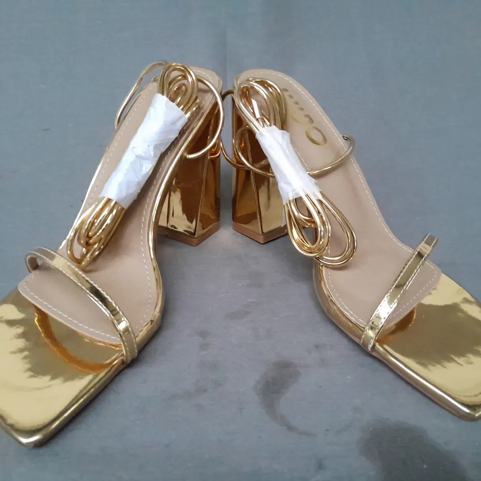 BOXED PAIR OF EGO OPEN TOE BLOCK HEEL SANDALS IN METALLIC GOLD UK SIZE 4