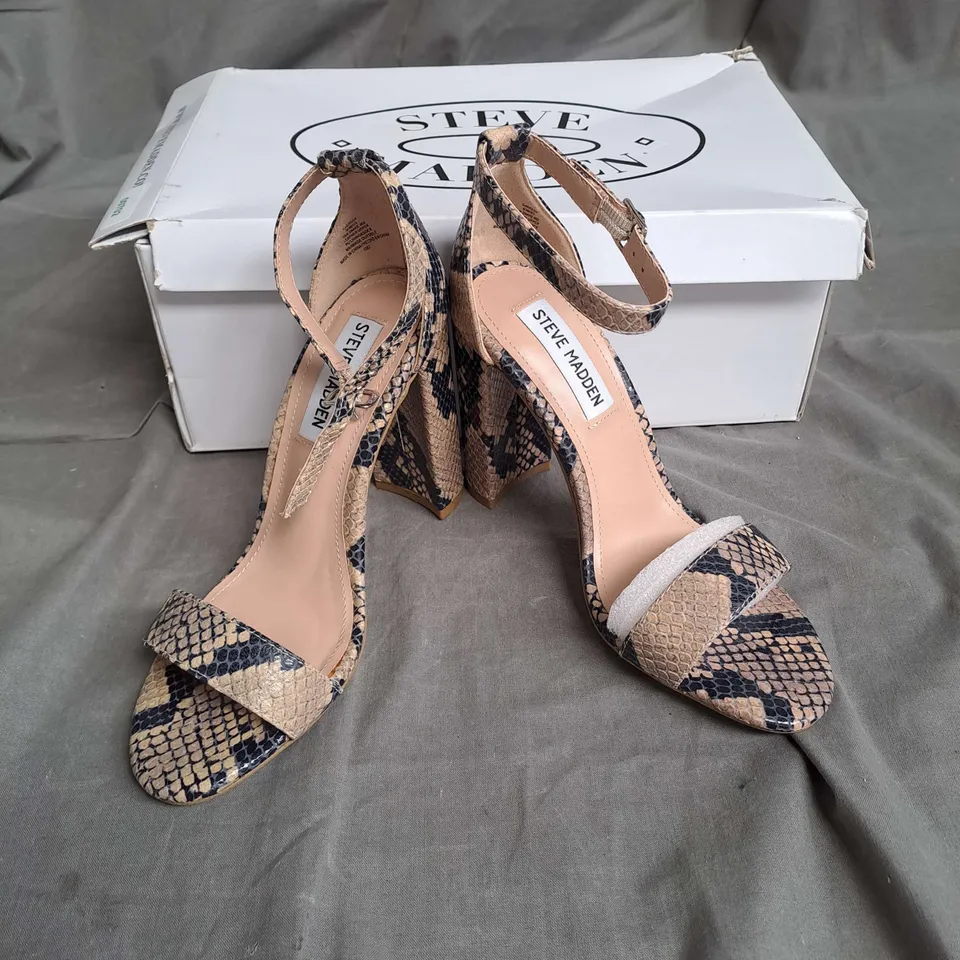 BOXED PAIR OF STEVE MADDEN OPEN TOE HEELS IN TAN SNAKE SIZE 3