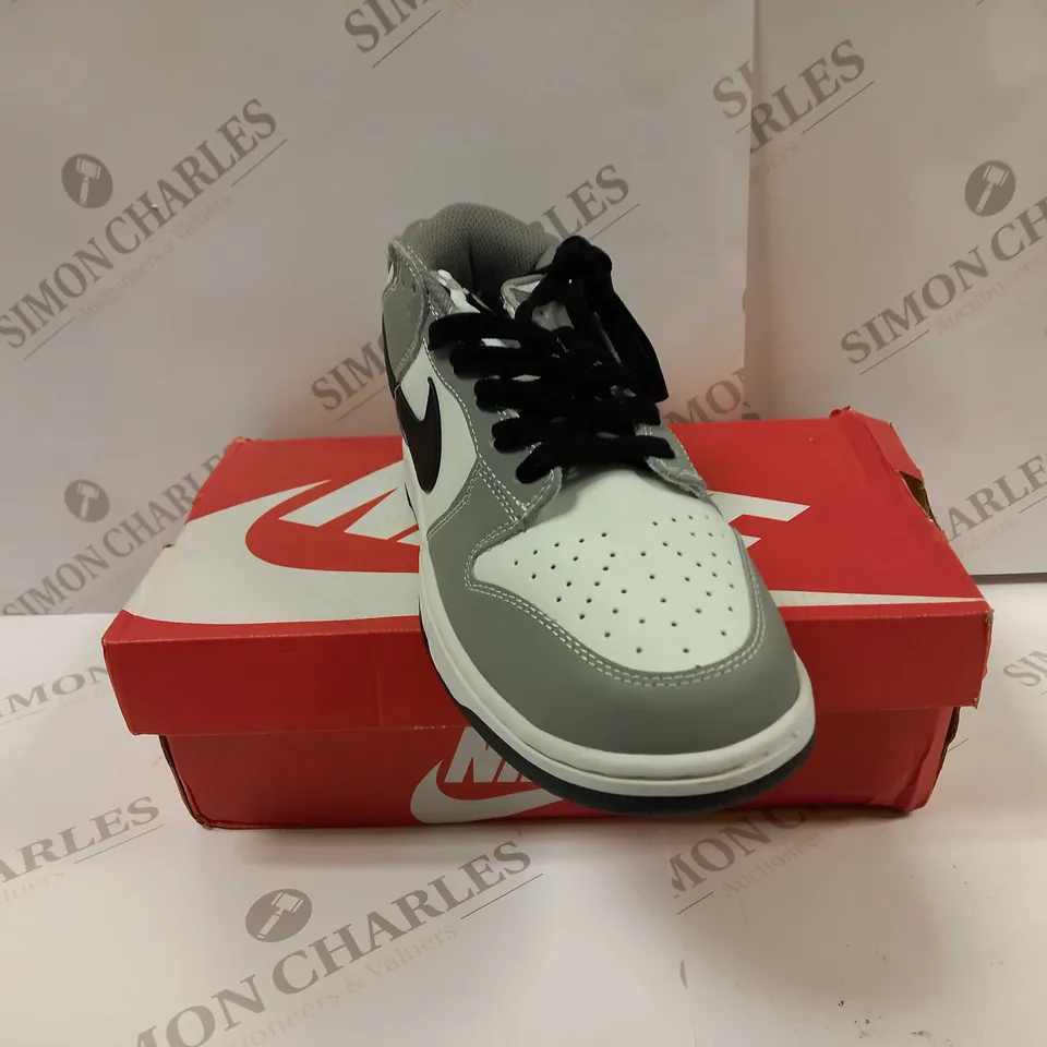 BOXED PAIR OF NIKE CW1590 DUNK LO RETRO TRAINERS UK SIZE 10 