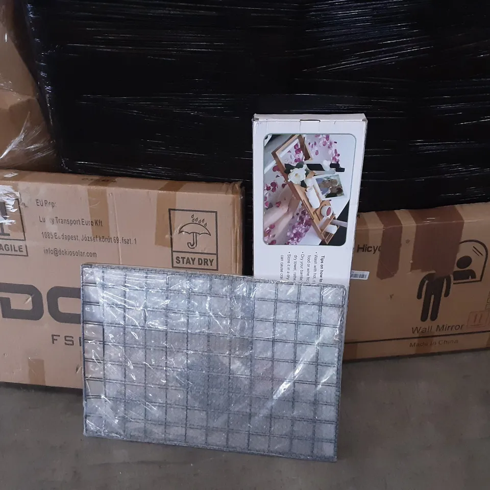 LARGE PALLET OF ASSORTED HOMEWARE ITEMS TO INCLUDE SOLAR PANELS, BATH SHELF, CAMPING COT ETC 