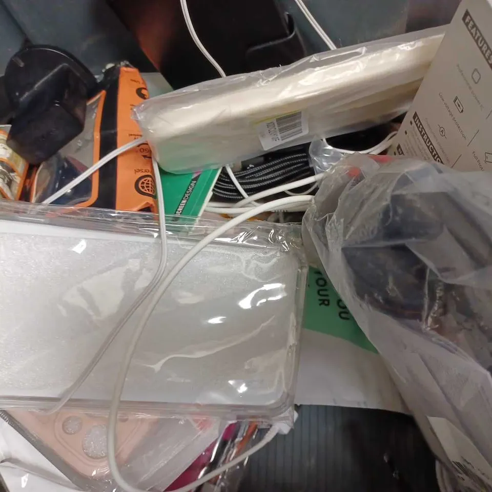 LOT OF APPROX 20 ASSORTED MOBILE PHONE ACCESSORIES TO INCLUDE SCREEN PROTECTORS, CASES, USB CABLES, ETC 