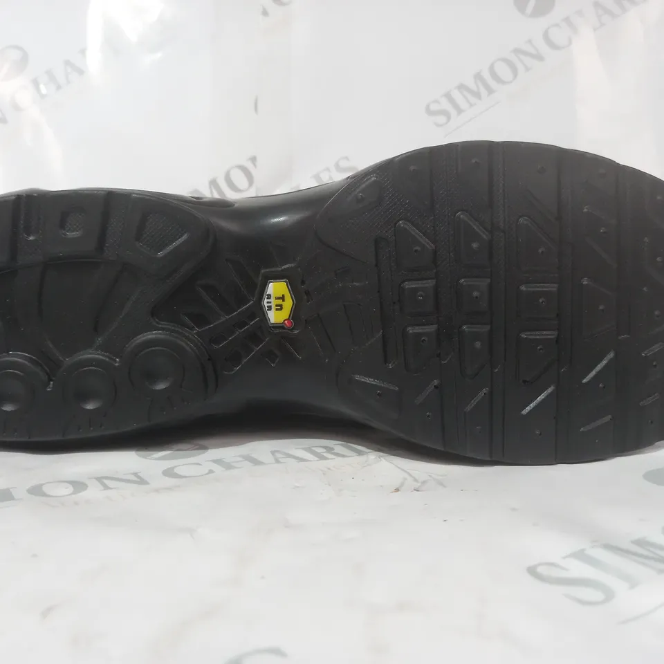 BOXED PAIR OF NIKE AIR TRAINERS IN BLACK EU SIZE 45