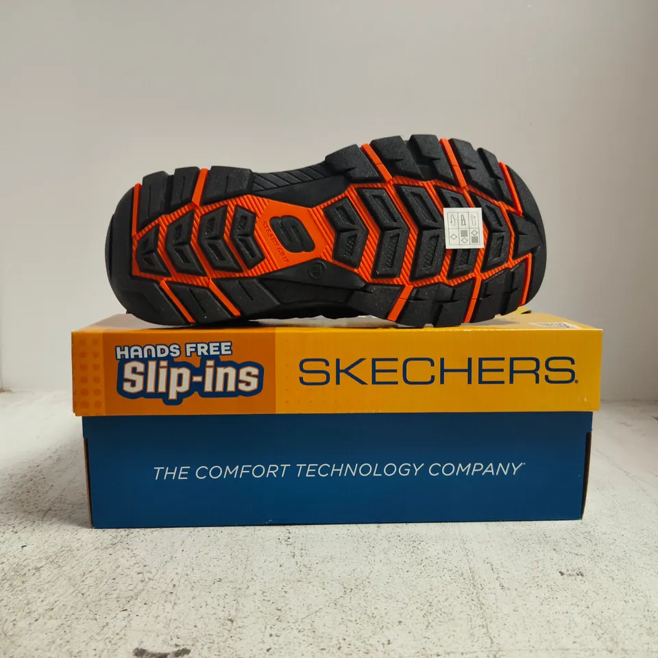 BOXED PAIR OF SKECHERS SLIP-INS SHOES IN BLACK/CHARCOAL SIZE UK 6.5
