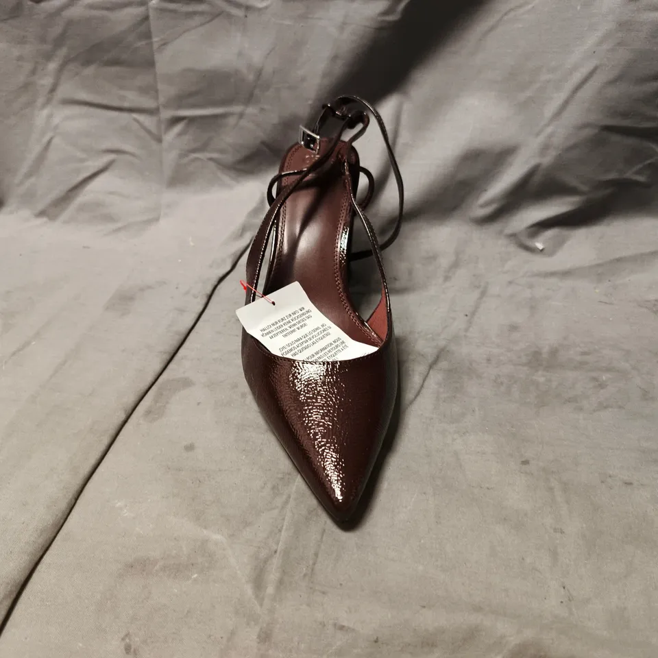 BOXED PAIR OF ASOS DESIGN POINTED TOE BLOCK HEELED SHOES IN BROWN SIZE 9