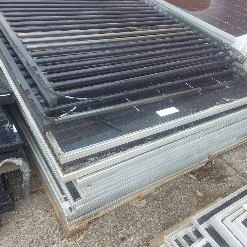 PALLET CONTAINING A VERY LARGE QUANTITY OF SOLAR PANELS