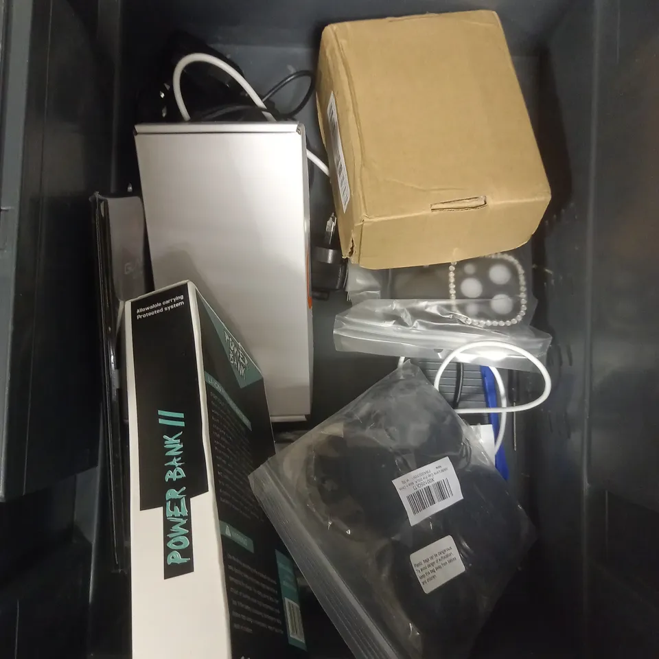 APPROXIMATELY 15 ASSORTED SMARTPHONE ACCESSORIES TO INCLUDE CASES, SCREEN PROTECTORS, CHARGING CABLES ETC 